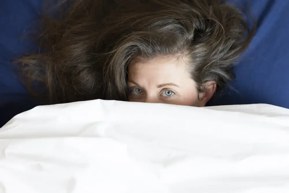 Donna al risveglio nel letto